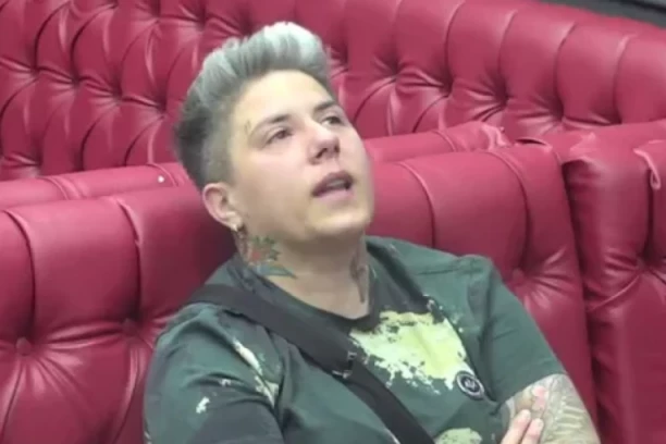 "OVO JE PRVI USKRS DA MI NIŠTA NIJE STIGLO OD KUĆE..." Matora se slomila na praznik, u suzama DOZIVA pokojnu majku: "Ovo si mi pravila..." TUGA! (VIDEO)