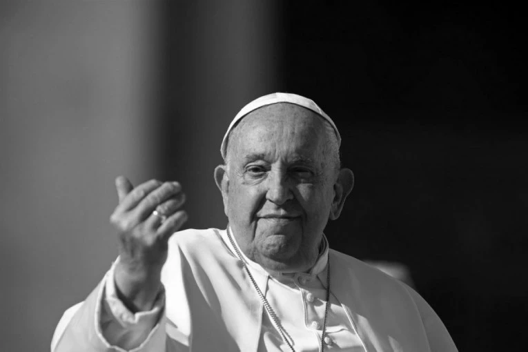 I PAPA FRANJA JE BIO ZALJUBLJEN, SVE OTKRIO U AUTOBIOGRAFIJI: Jedna TRAGEDIJA je zauvek promenila njegov život!