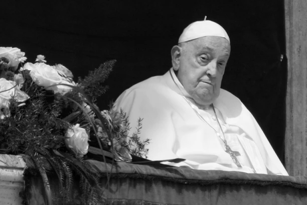 "OČI SU MU BILE OTVORENE": Lični hirurg pape Franje opisao poslednje trenutke njegovog života, od ove scene pola sveta DANAS PLAČE