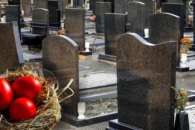 DA LI SE IDE NA GROBLJE ZA VASKRS: Sveštenik objasnio da li je ovo strogo zabranjeno u vaskršnjim danima