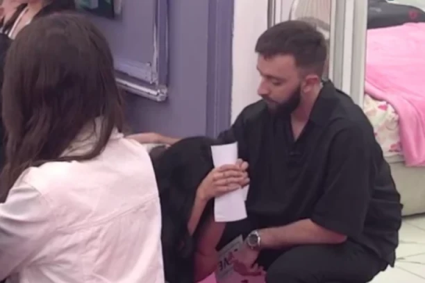 "ONA JE SVOJU MAJKU SAHRANILA, ZAR HOĆEŠ I TI MENE?!": Dragana se SLOMILA na majčine reči, pa PALA U NESVEST - obezbeđenje reagovalo MUNJEVITOM BRZINOM!