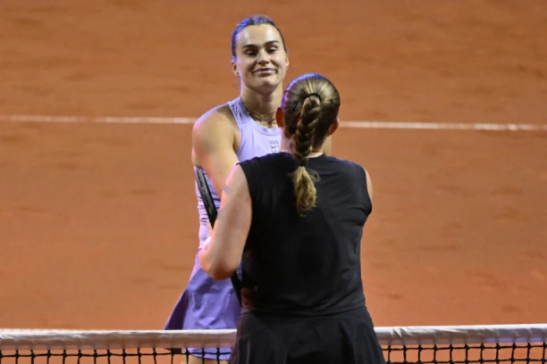 NJENA REAKCIJA NASMEJALA SVE: Pogledajte kako je Sabalenka “od srca” aplaudirala protivnici posle poraza u finalu!