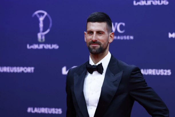 SA SETOM SE PRISETIO NEKADAŠNJIH VREMENA: Novak gledao kako krunišu Nadala - od muke je progovorio na tečnom španskom! (VIDEO)