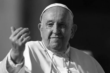 SVE JE SPREMNO ZA SAHRANU PAPE FRANJE: Očekuje se NIKAD VEĆI broj vernika na Trgu Svetog Petra, evo koja brojka se spominje!