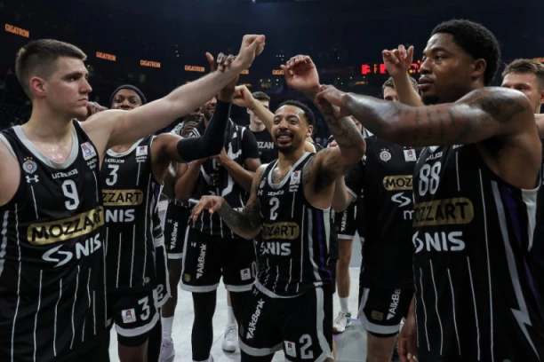 PRAVA FEŠTA U ARENI POSLE DERBIJA: Igrači i navijači Partizana zajedno slavili pobedu nad Zvezdom! (VIDEO)