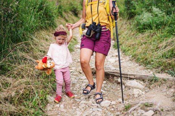 ŽENA BRALA CVEĆE SA DECOM, ZA DLAKU IZBEGLI NAJGORE! Kada je videla stako automobila samo se zaledila: "NISMO ZNALI KOLIKO JE BIO BLIZU"