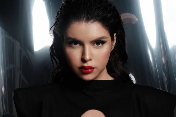 GRANDOVA PEVAČICA POKAZALA ĆERKICU: Novom objavom na Instagramu RAZNEŽILA pratioce! (FOTO)