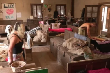 ONA ZAISTA NE MOŽE BEZ MUŠKARACA: Učesnica rijalitija "BALAVILA" na NAGO TELO Bože Džonsa - Šokantna reakcija!