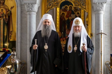 SUSRET U RUSKOJ SVETINJI KOJI JE VIŠE OD CRKVENE DIPLOMATIJE: Bratski zagrljaj srpskog i ruskog patrijarha (VIDEO)
