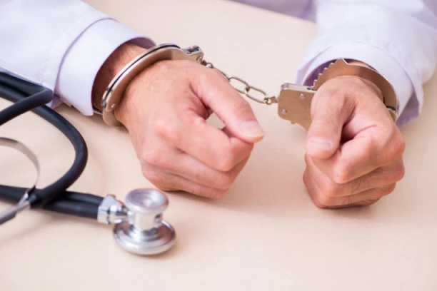 SKANDAL U BOLNICI: Medicinski tehničar imao tajnu intimnu vezu sa pacijentkinjom! Morala da ćuti o svemu i briše poruke u telefonu