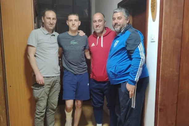 GEST VREDAN POŠTOVANJA: Delegacija kluba posetila je povređenog protivničkog fudbalera!