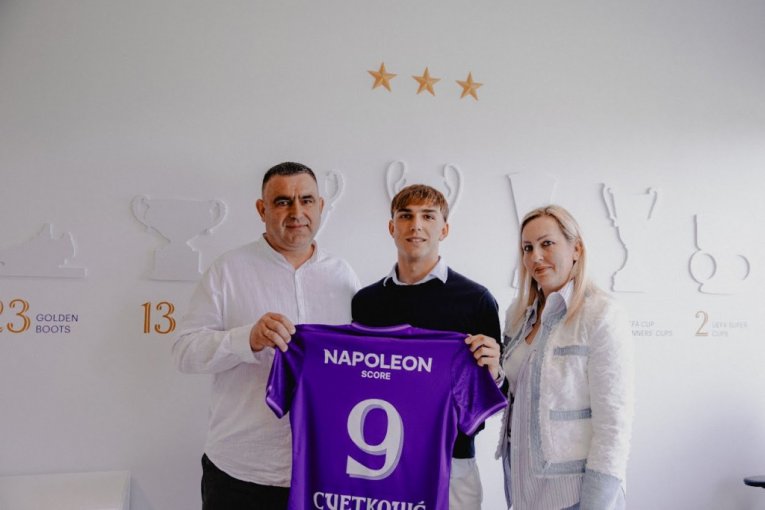 Ponosni roditelji sa sinom