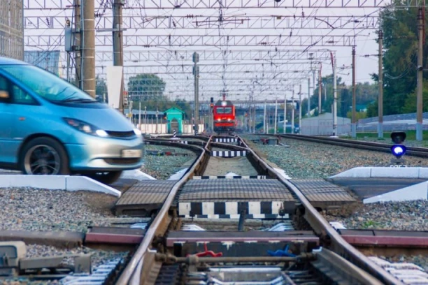 ČUDO BOŽJE! Muškarac preživeo udar voza