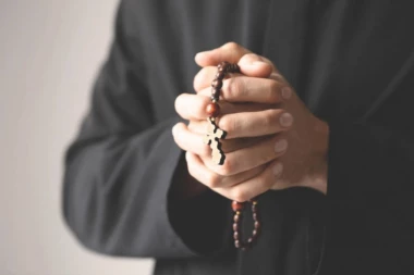 ŠTA SA DOTRAJALOM ILI POKIDANOM BROJANICOM: Sveštenik otkriva kako se ona odlaže i prati li taj čin posebna molitva