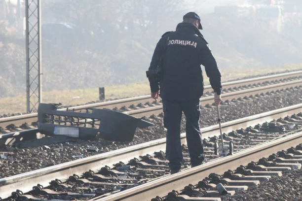 PRVE SLIKE STRAVIČNE NESREĆE NA PRUŽNOM PRELAZU KOD BAČKOG PETROVCA! U teškoj nesreći nastradao muškarac (76), telo nađeno pored vozila (FOTO)