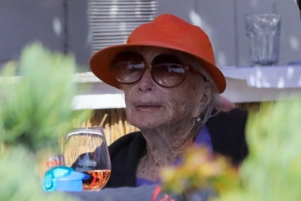 ŠTA SE DEŠAVA SA LICEM LEGENDARNE GLUMICE? Kada je sela u RESTORAN, niko nije skidao pogled s nje - KOŽA joj se bukvalno TOPI! Da se naježiš (FOTO)