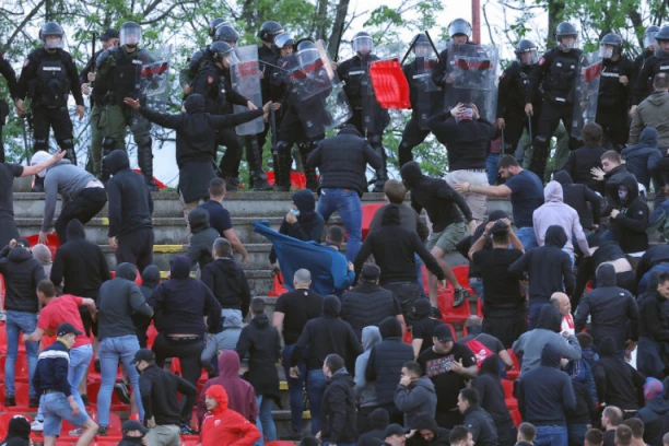 POLICIJA JE MORALA DA REAGUJE: Tenzije su na maksimumu - slike koje ne želimo da gledamo! (FOTO GALERIJA, VIDEO)