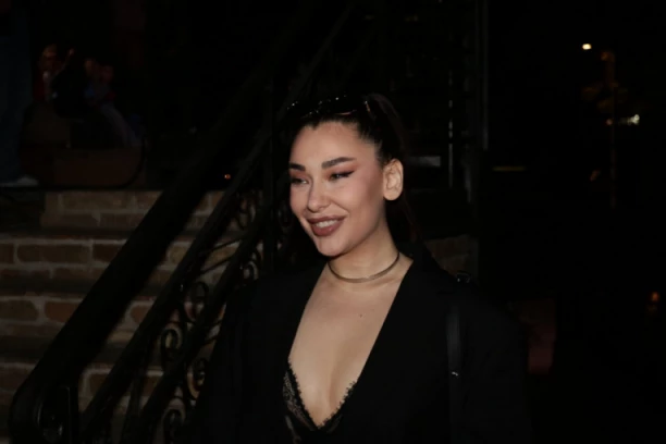 "NE ZNAM O ČEMU PRIČATE": Sanja Vučić izbegla pitanja o svadbi Tee Tairović, pa se izlanula u vezi njenog izabranika - IVAN JE DIVAN MOMAK! (VIDEO)