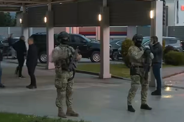 PRVI SNIMAK POKUŠAJA HAPŠENJA MILORADA DODIKA! Pripadnici Žandarmerije sa dugim cevima ispred zgrade u kojoj je predsednik RS! (VIDEO)