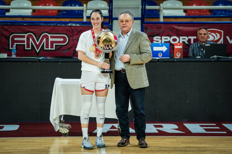 Titulu crveno-belim devojkama uručio je predsednik saveza Nebojša Čović