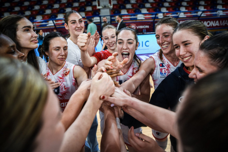 Slavlje crveno-belih devojaka