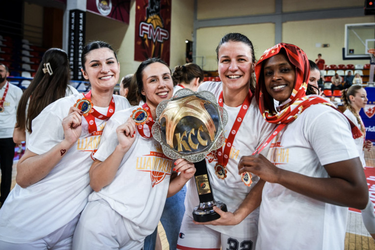 Slavlje crveno-belih devojaka