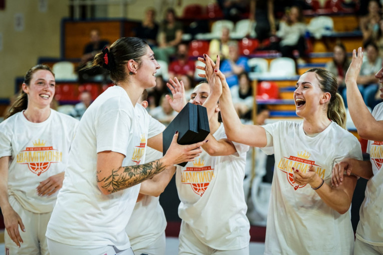 Slavlje crveno-belih devojaka