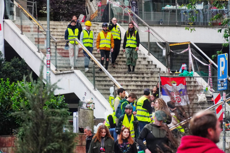 BLOKADERI NISU DOPUSTILI SMENU RADNIKA OBEZBEĐENJA! Zgradi preti opasnost od POPLAVE I POŽARA, jedna osoba ostala zarobljena u tampon zoni!
