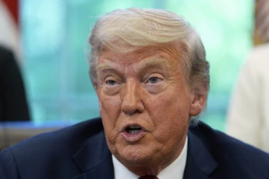 TRAMP U ŠOKU NAKON VESTI DA JE UBIJEN RUSKI GENERAL! Njegova fotka iz aviona zabrinula mnoge (FOTO)