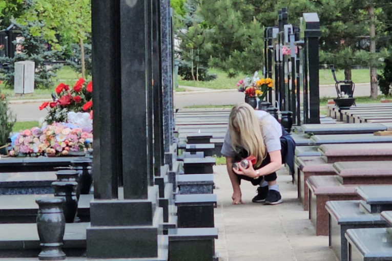 Suzana Jovanović na grobu Saše Popovića