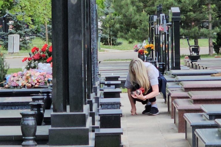 Suzana Jovanović na grobu Saše Popovića