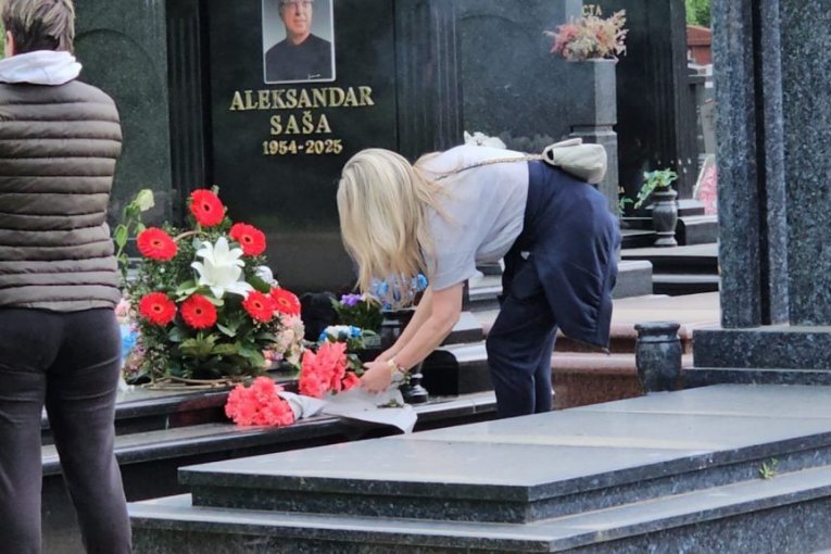 Suzana Jovanović na grobu Saše Popovića