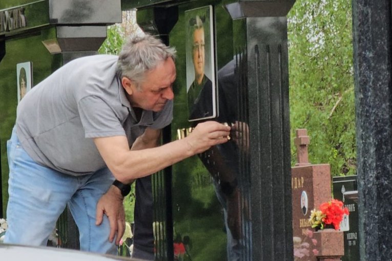 Majstori postavljaju slova na grob Saše Popovića