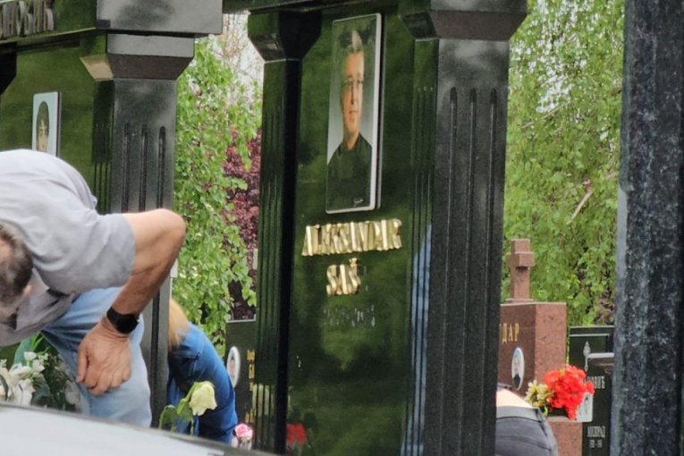 Majstori postavljaju slova na grob Saše Popovića