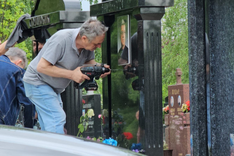 Majstori postavljaju slova na grob Saše Popovića