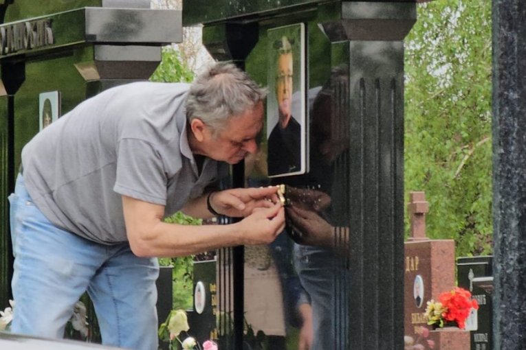 Majstori postavljaju slova na grob Saše Popovića