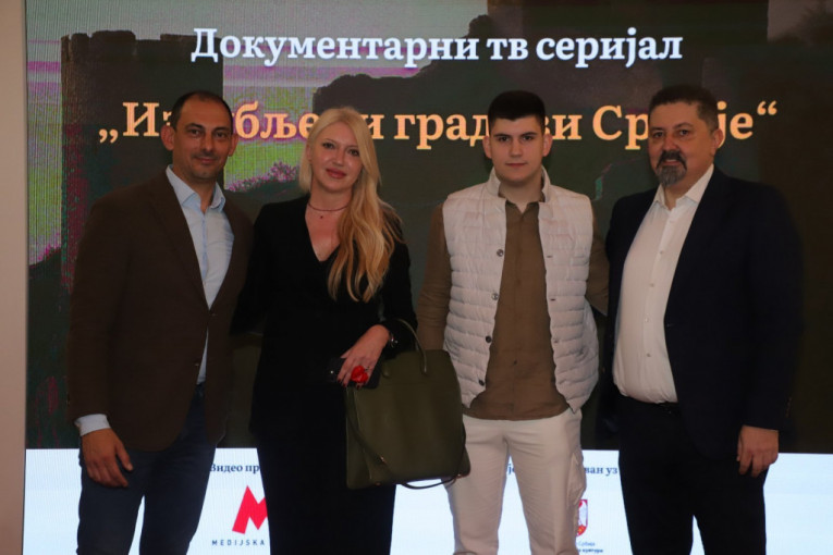 Danijela Popović Jurić, vlasnica agencije Red communication sa sinom Ostojom