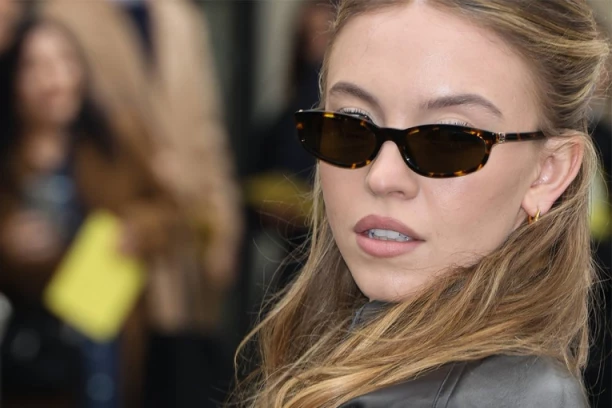 3 MESECA NAKON RASKIDA VERIDBE SA 14 GODINA STARIJIM, najvatrenija mlada glumica doživela transformaciju: Glamurozna plavuša uhvaćena sa suparnicom (FOTO)