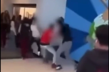 JEZIVO! Učenici se potukli na hodniku škole, a onda je jedan od njih izvadio nož i RANIO VRŠNJAKA! (VIDEO)