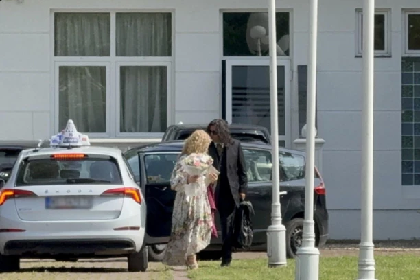 MAĆEHA TEE TAIROVIĆ PRVI PUT U JAVNOSTI! Pojavila se sa pevačicinim ocem na venčanju, a on PODIGAO RUKU! (VIDEO)