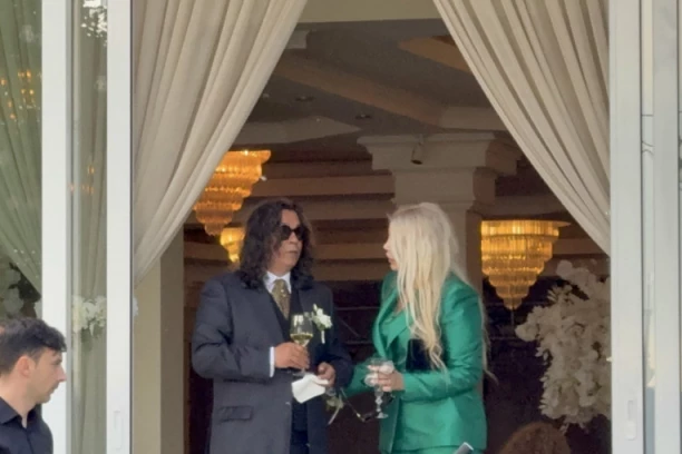 PONOVO ZAJEDNO! Evo kako je protekao susret majke i oca Tee Tairović na venčanju ćerke! (VIDEO+GALERIJA)