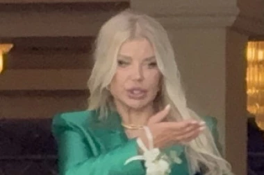 OVAJ DASA JOJ PRAVI DRUŠTVO: Evo s kim je uhvaćena  majka Tee Tairović na ćerkinom venčanju! (GALERIJA)