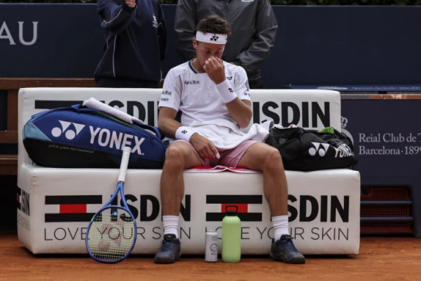 ČUDAN NAČIN ZA RASHLAĐIVANJE: Srpski teniser usred meča uradio nešto NEVEROVATNO! (VIDEO)