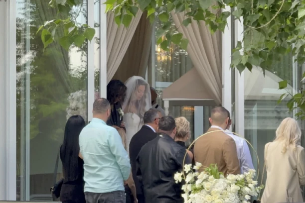 "IVANE, MOŽETE POLJUBITI MLADU"! Udala se Tea Tairović, EVO KAKO ĆE SE SADA PREZIVATI!