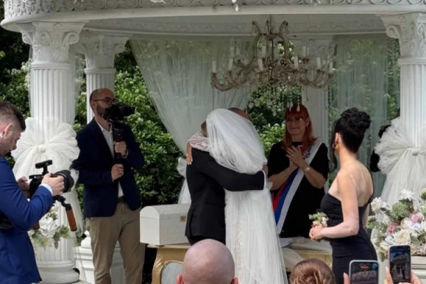 KUMA NIJE DUGME! Evo koja poznata dama je aminovala Tein i Ivanov brak! (FOTO)