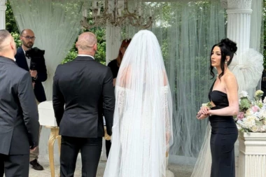 TEA TAIROVIĆ SE UDALA U HALJINI OD 18.000 EVRA?! Pevačica dobila od NJEGA luksuzan model venčanice za svoj poseban dan! (FOTO + VIDEO)