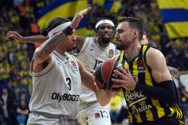 FENER NA KORAK OD POLUFINALA! Pariz na kolenima!