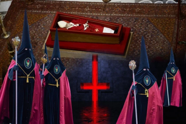 NA DRUŠTVENIM MREŽAMA ZAVLADAO STRAH NAKON UPOKOJENJA PAPE: Zašto se pored tela pape u Vatikanu nalazi krst okrenut naopako?