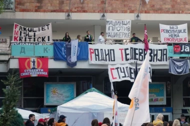 JAVNI SERVIS, ALI - BLOKADERA SRBIJE! Građani plaćaju, a oni KONTROLIŠU RTS! (FOTO)