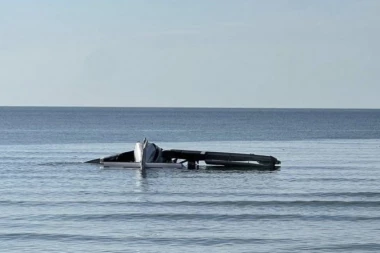 SRUŠIO SE AVION U REKU: Pilot i jedan putnik izveli ČUDO